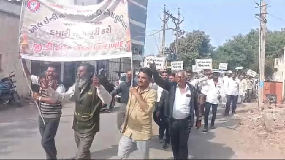 ડાક કર્મીઓ હડતાળ પર ઉતર્યા