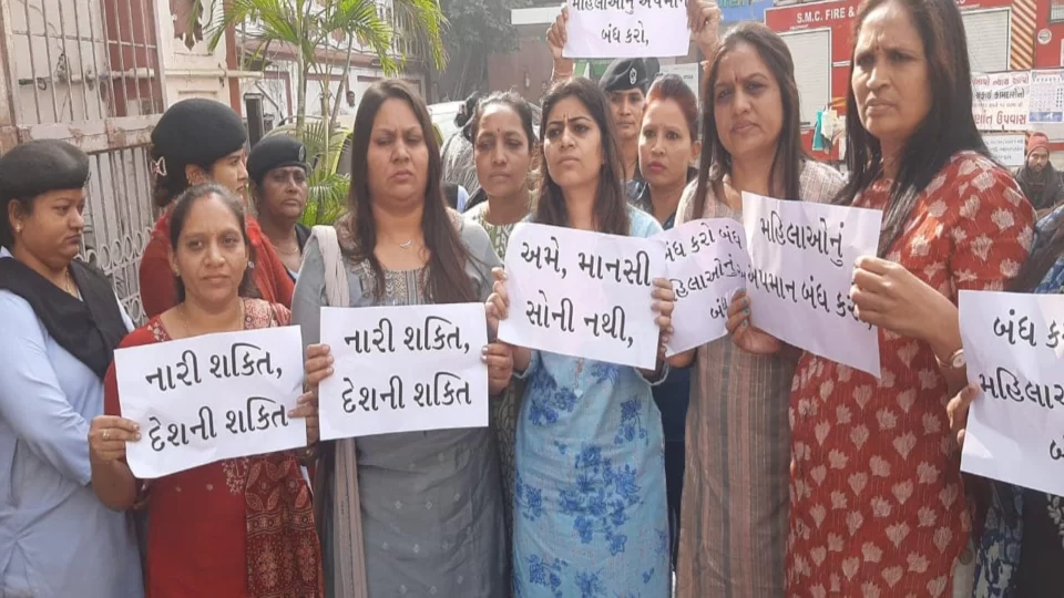 Women corporators of AAP gave bangles to corporators of BJP